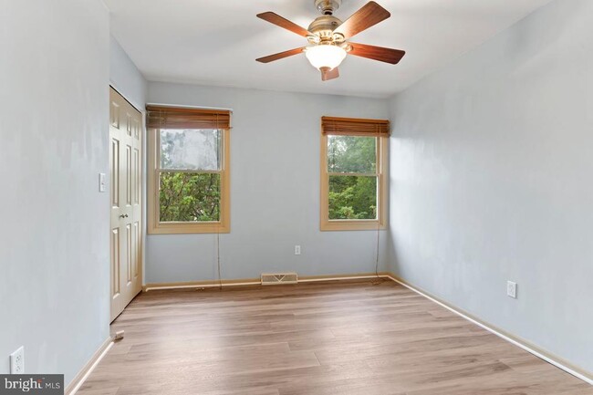 Building Photo - 1142 Redwood Dr
