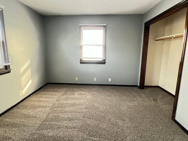 Building Photo - Beautiful walk-out ranch!