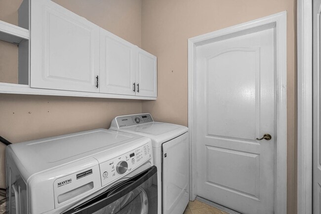 Building Photo - Beautifully Updated Villa