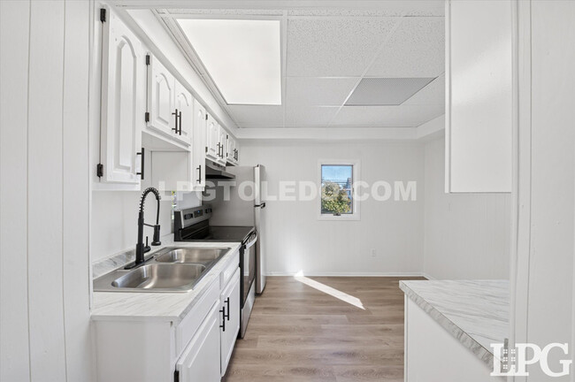 Building Photo - 4013 Caroline Ave