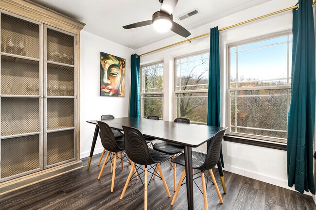 Building Photo - 211 Lakeshore Dr