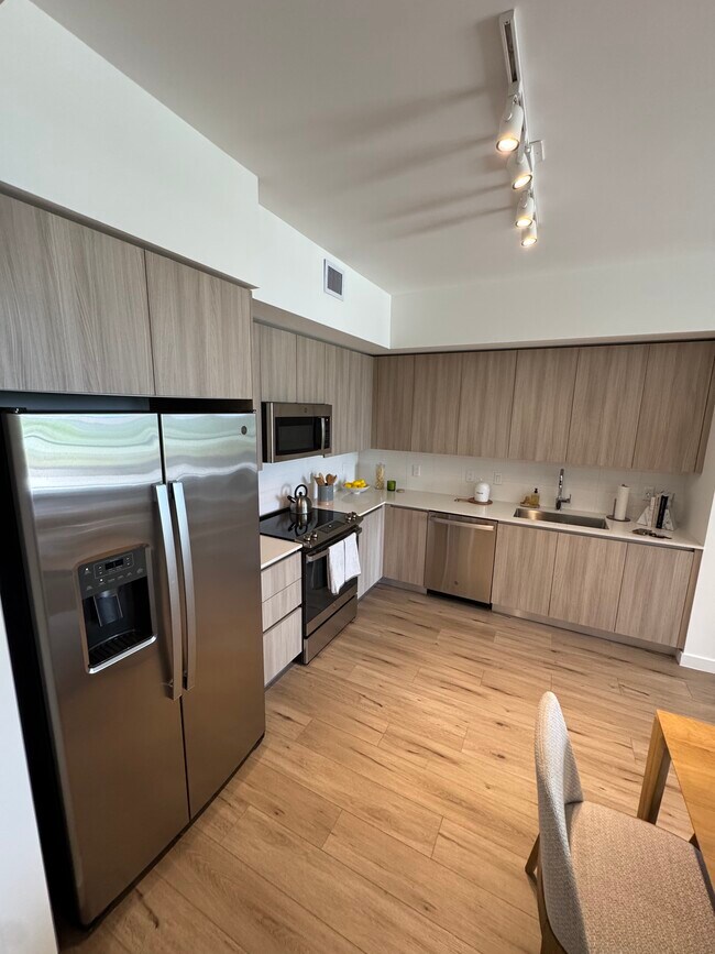 Building Photo - 505 W 76th St