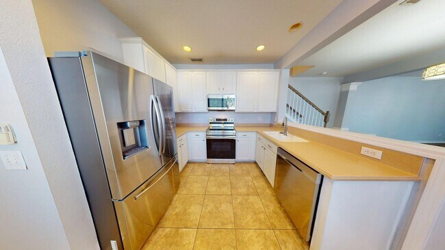 Building Photo - Beautiful 3 bedroom, 2.5 bathroom townhome