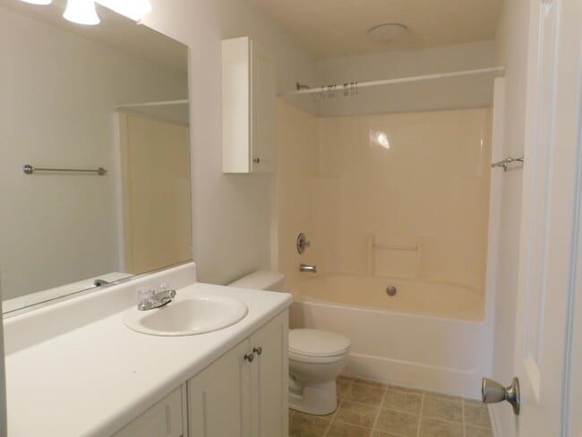 Building Photo - 1228 Longpoint Dr