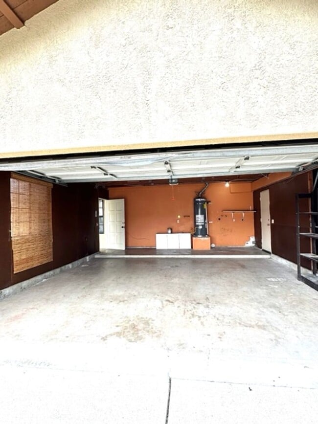 Building Photo - Charming Home in Miramonte