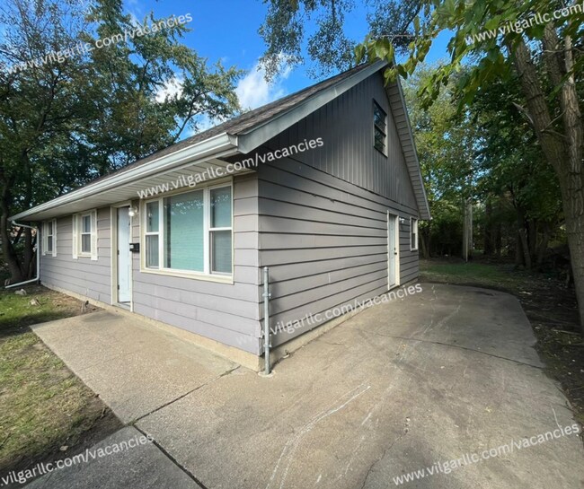 Building Photo - 3 spacious bedrooms, 1 updated bathroom home in Gary, IN