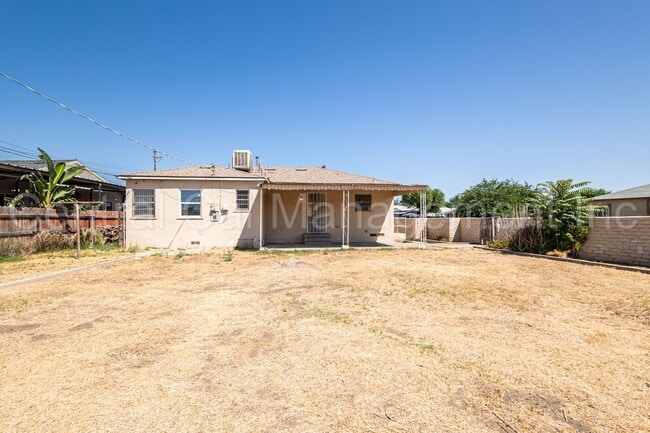 Building Photo - 3 Bedroom/2 Bath Home - $1695 per Month!
