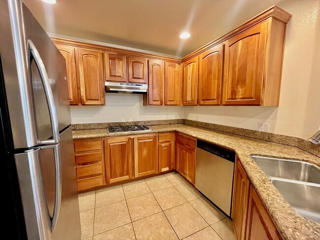Building Photo - **$500 OFF MOVE IN BY 06/30/2026**Spacious 2 Bedroom High-Rise Condo with Resort-Style Amenities ...