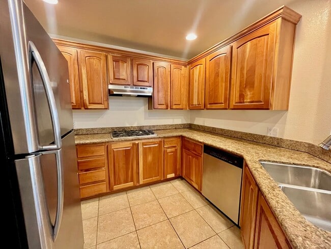 Building Photo - **$500 OFF MOVE IN BY 07/15/2026**Spacious 2 Bedroom High-Rise Condo with Resort-Style Amenities ...