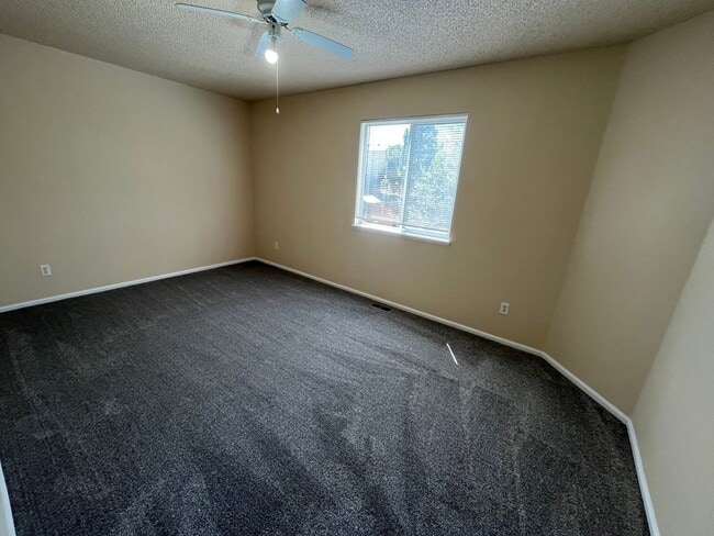 Building Photo - 3 bed/2.5 bath Available now! Milestone RES