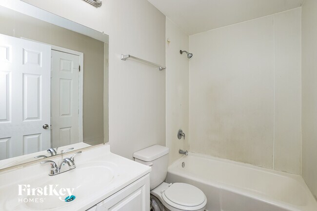 Building Photo - 660 Sullivan Ln