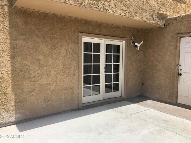 Building Photo - 2 Story Townhouse,  3 Bedroom, 1 Bathroom,...