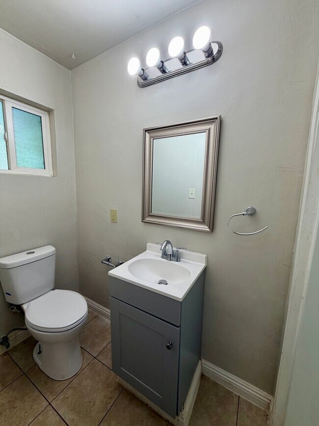 Building Photo - 930 De Moll Dr