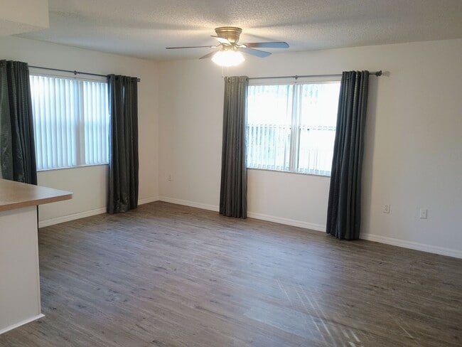 Building Photo - 2 bedroom 2 bathroom home with a screened in porch