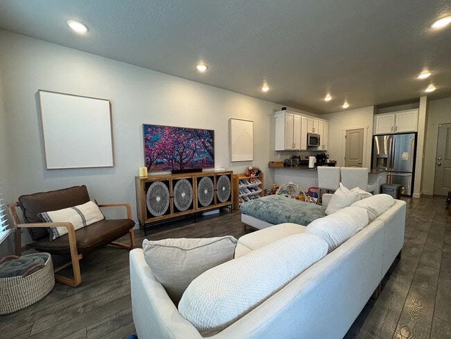 Building Photo - 1804 140 E