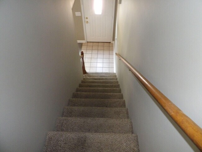 Building Photo - 244 Meadowview Dr