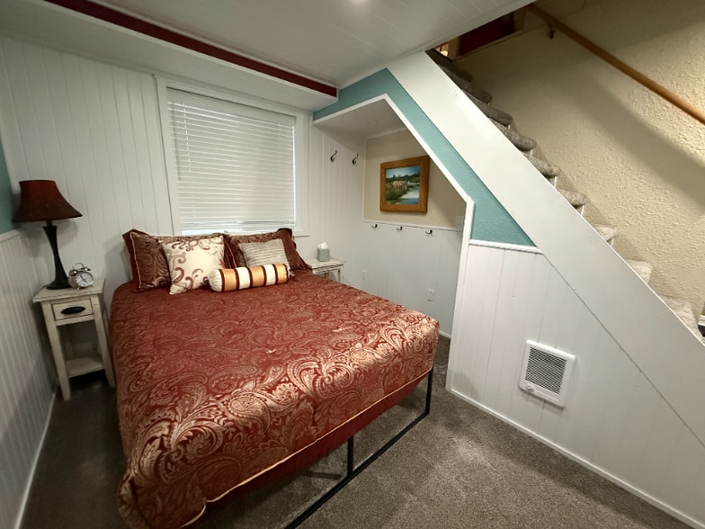 Building Photo - 105 3rd Ave W