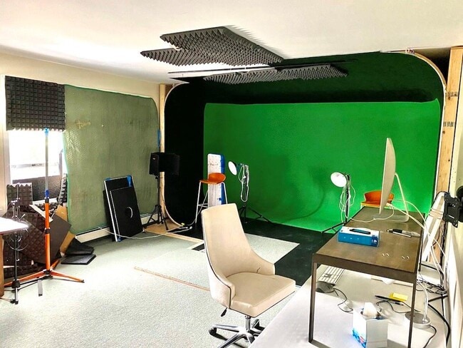 Building Photo - 855 Aquidneck Ave