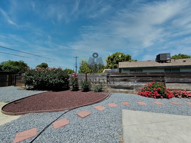 Building Photo - 915 N Harrison Ave