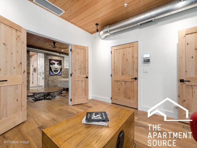 Building Photo - 2140 N Oakley Ave