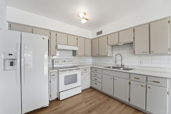 Building Photo - Discover this beautifully renovated 3-bedroom, 2-bath home in Mesa, AZ!