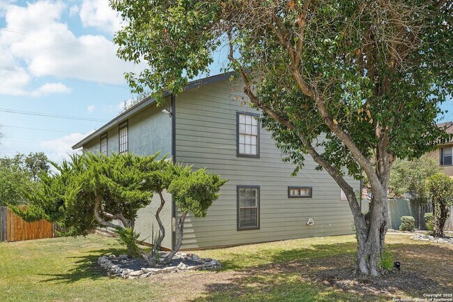 Building Photo - 10609 Starcrest Dr