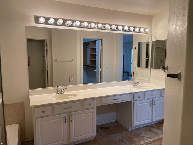 Building Photo - 2246 Sisley Pl