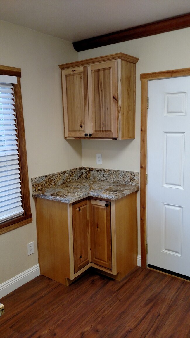 Building Photo - 225 Southlook Ave