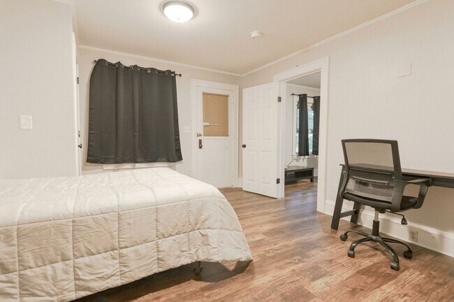 Building Photo - Room for Rent in 5 Bedroom House