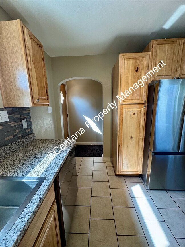 Building Photo - $500 off first months rent on 3 bed 2 bath...