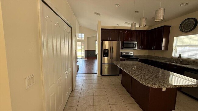 Building Photo - 979 Hacienda Cir