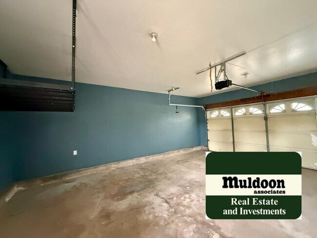 Building Photo - 3 Bedroom Tri Level with Spacious Yard 80918