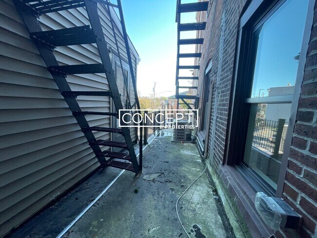 Building Photo - 153 Meridian St