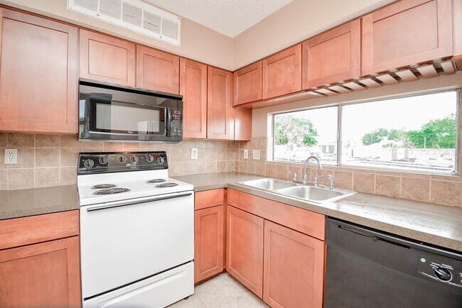 Building Photo - 10855 Meadowglen Ln