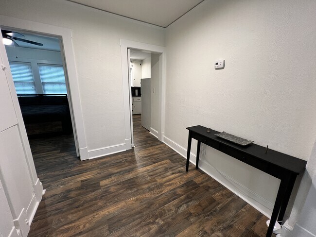 Building Photo - 317 De Soto St