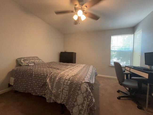 Building Photo - Spacious East Davis Home available in July!