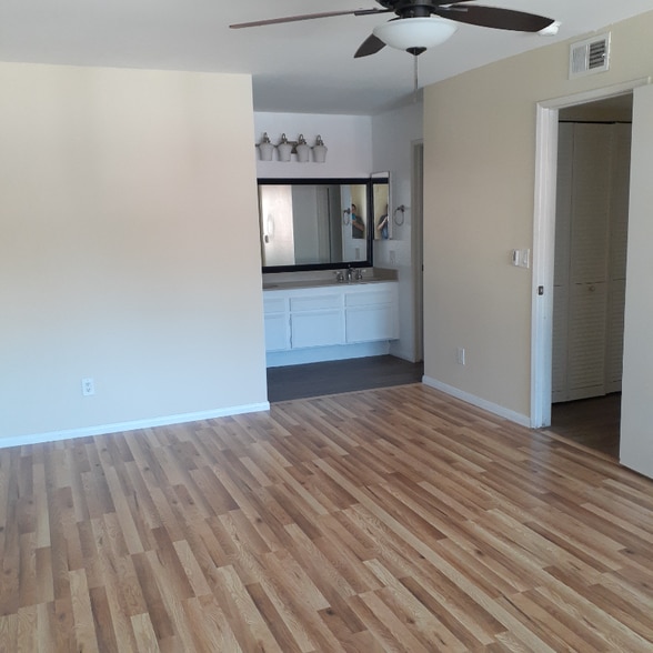 Building Photo - 9885 Caspi Gardens Dr