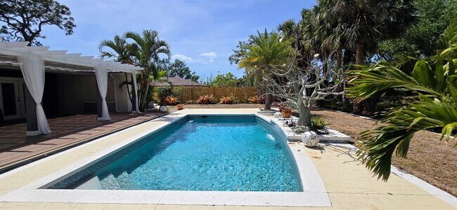 Building Photo - 2115 Alvarado Ln