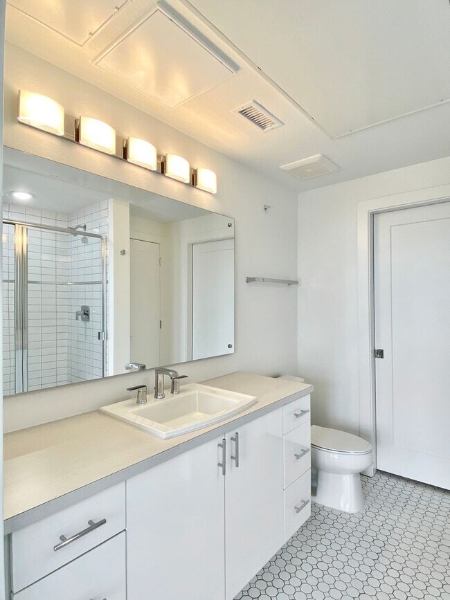 Building Photo - WOW!  Top Corner, 2 bed, 2 bath