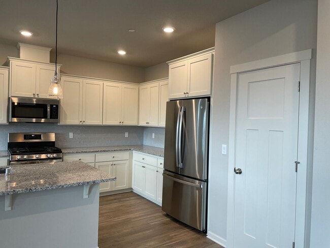 Building Photo - Lovely 4 Bed 2.5 Bath Home! Located near t...