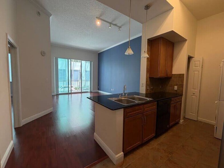Building Photo - 2000 N Bayshore Dr