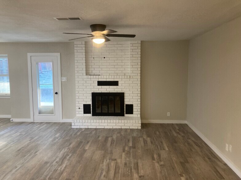 Building Photo - 908 S Bryant Ave