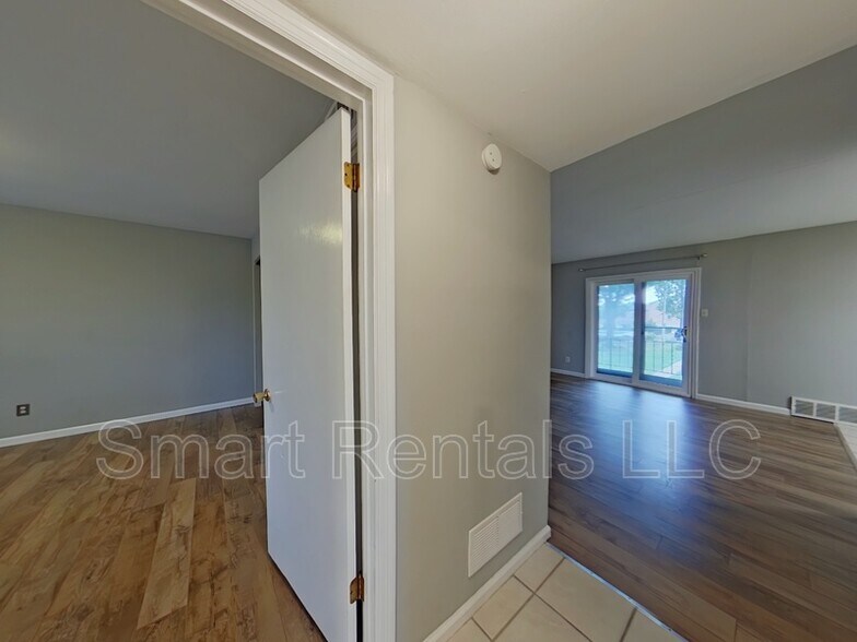 Building Photo - 6917 Colonial Woods Dr