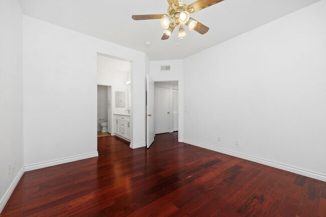 Building Photo - 10728 Sabre Hill Dr