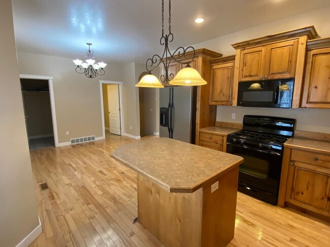 Building Photo - Half Price 1st Month! Beautiful 4 Bedroom 3.5 Bathroom Town Home In Logan