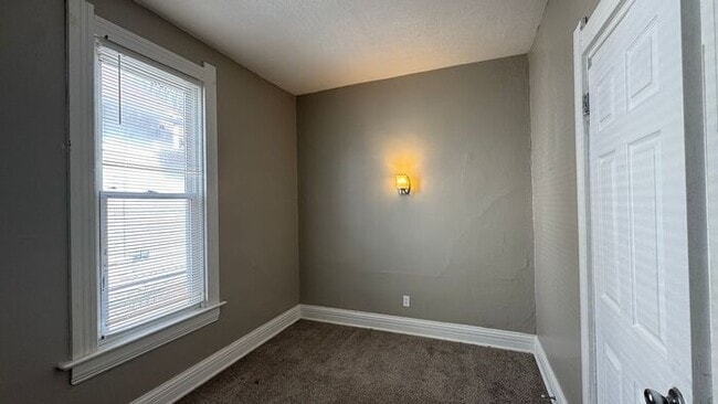 Building Photo - Charming 3-Bedroom Home with Convenient Lo...