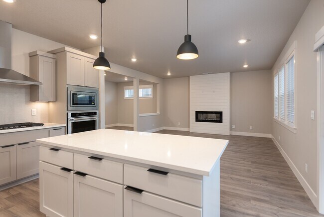 Building Photo - 5 Bdrm 3 bath  Located in the Lodges at Bachelor Village  -  available February 2026