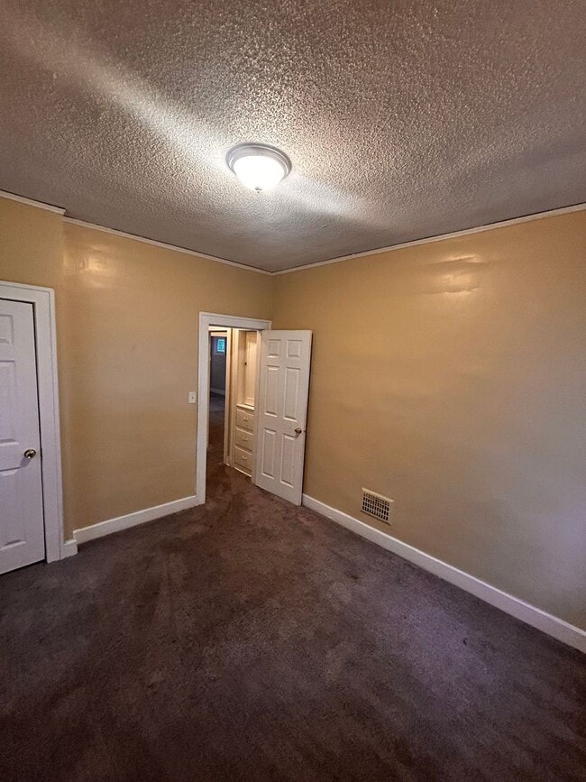 Building Photo - 3-bedroom located on Detroit's East side!