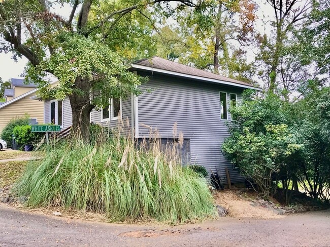 Building Photo - Excellent Location!!