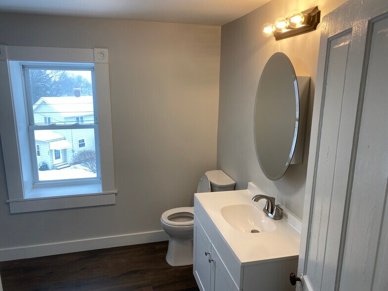 Building Photo - 340 N Park St